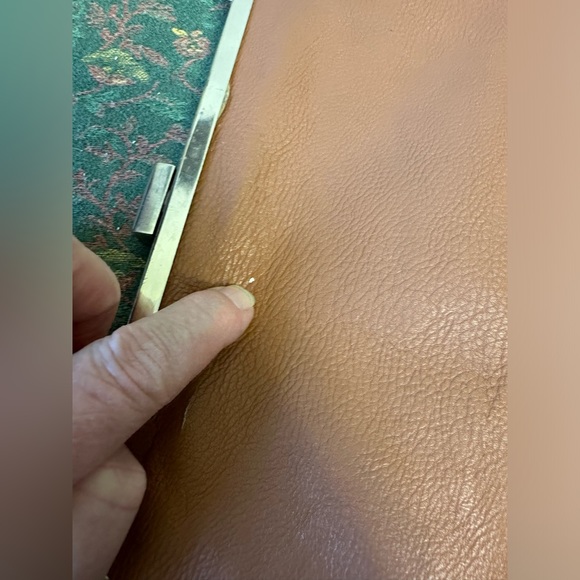 Feather covered clutch purse with chain handles - Picture 7 of 9